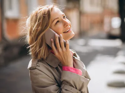 Femeie vorbind la telefon - Foto: Magnific (rol ilustrativ)