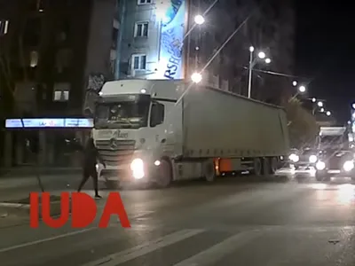 Un nou accident în Pasajul Unirii, evitat în ultima clipă. Un șofer s-a pus în fața unui TIR - FOTO: Captura YouTube/Iuda