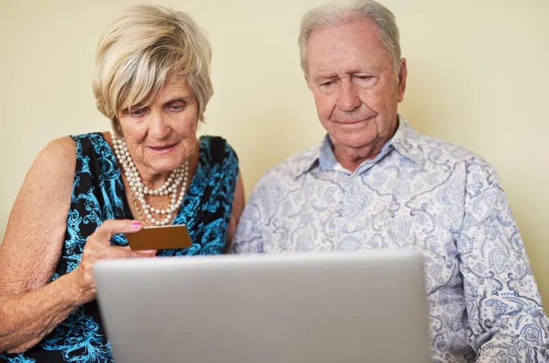 Pensionar aștept&acirc;nd pensia pe card - Foto: Freepik