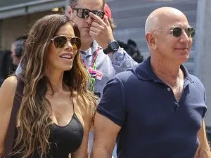 La 55 de ani a atras toate privirile. Cum s-a afișat în public logodnica miliardarului Jeff Bezos