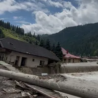 Case și mașini luate de viitură la Broșteni - Foto: Newsweek România