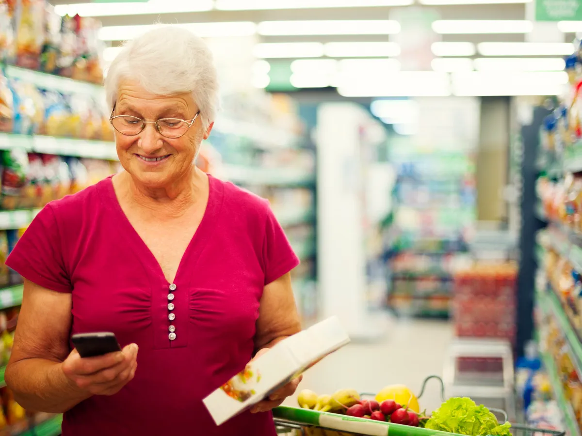 Pensionară la pensie făcând piața - Foto: Freepik