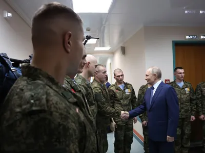 Vladimir Putin și militari - Foto: Profimedia Images (rol ilustrativ)