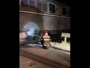 Locomotiva unui tren personal a luat foc pe ruta Oradea – Halmeu. Pasagerii s-au autoevacuat - Foto: captură video