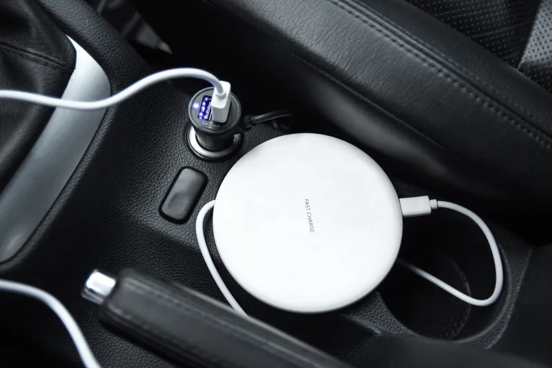 Încărcare USB în mașină - Foto: Freepik