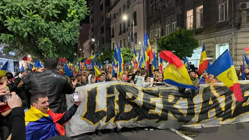 Amenzi în valoare de 50.000 de lei pentru participanții la protestul din Piața Universității/FOTO: Facebook/GeorgeSimion