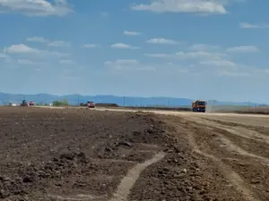 Culturile agricole le dau bătăi de cap constructorilor de autostrăzi. Apel pentru recoltarea rapidă Foto: facebook/Monitorizare Autostrada A7