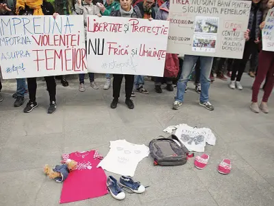 Protest la închiderea singurului centru din București deschis non-stop pentru victimele violenței domestice. 23.000 de cazuri de violență în familie au avut loc în România, în 2018, potrivit datelor IGPR, furnizate ONG-ului Filia