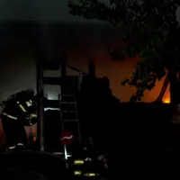 Un sucevean și-a dat foc la casa pentru că fiicele lui nu îl mai căutau. Ce mesaje le-a transmis Foto: ISU Suceava