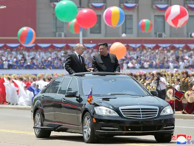 Kim Jong-Un l-a plimbat pe Putin într-un Mercedes S-Class de contrabandă vechi de 19 ani - Foto: Profimedia images