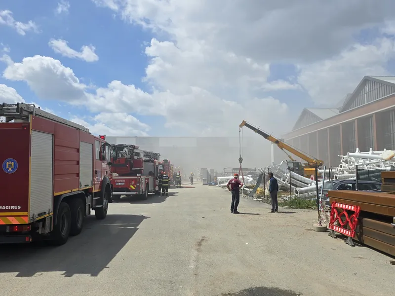 Incendiu masiv în București. Arde o hală din Sectorul 3. Intervin 10 mașini de pompieri - Foto: ISU-B-If (rol ilustrativ)