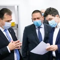 Nicușor Dan cu Ludovic Orban și prefectul Traian Berbeceanu. Sursa foto: Facebook Nicușor Dan