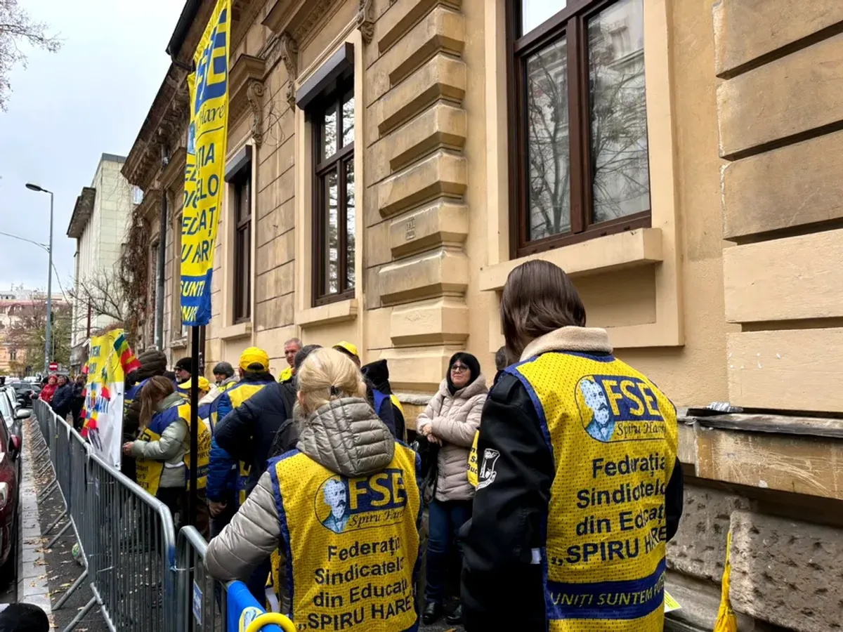 Sindicaliștii din învățământ protestează, din nou, la Ministerul Educației. Cer demisia lui Daniel David