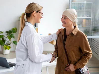 Medic care susține o femeie cu cancer - Foto: Freepik (rol ilustrativ)