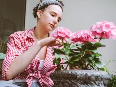 Femeie care îngrijește florile - Foto: Magnific.com (Imagine cu rol ilustrativ)