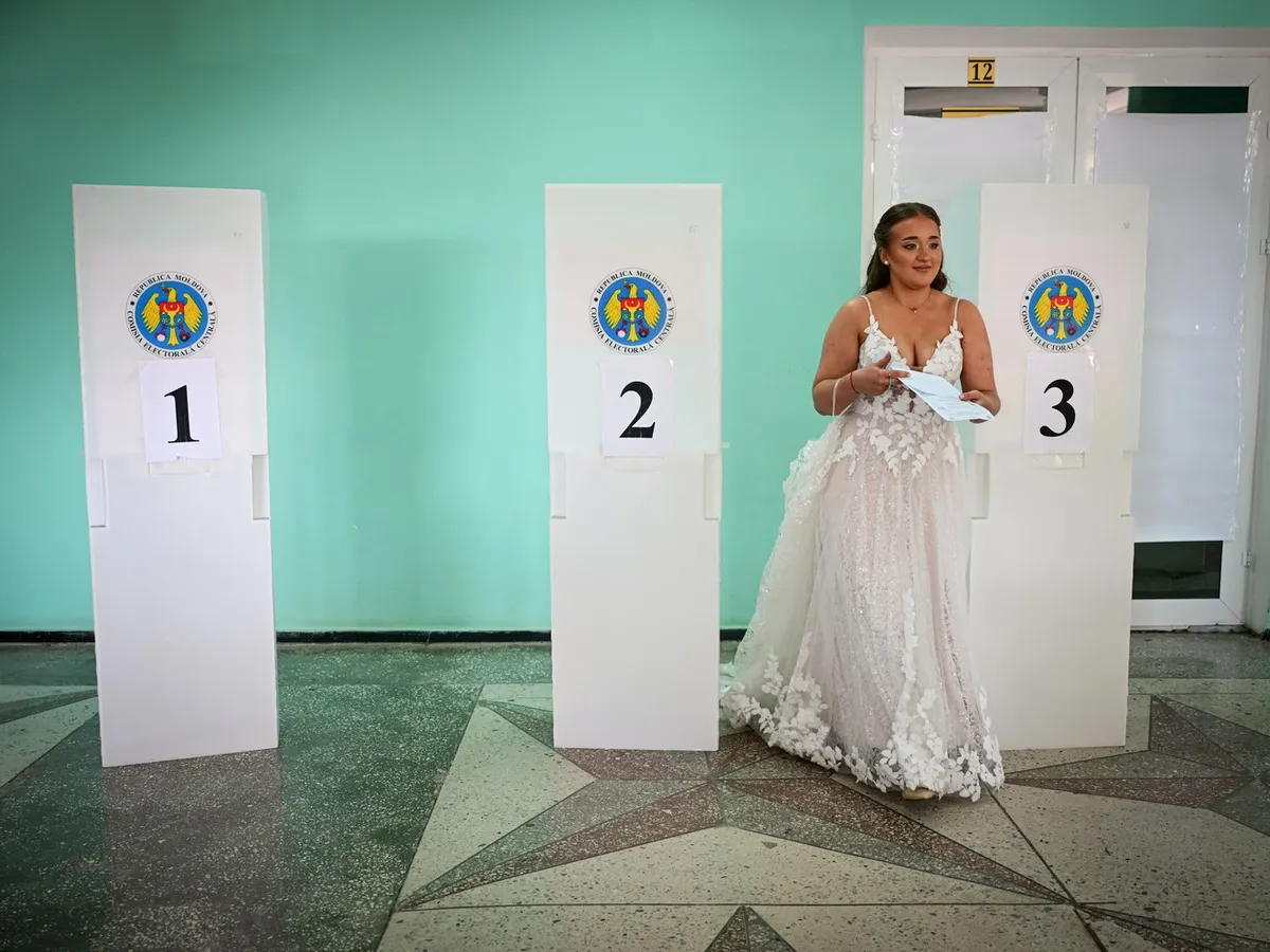 Mireasa a venit să voteze în cea mai importantă zi a ei - Foto: Profimedia Images