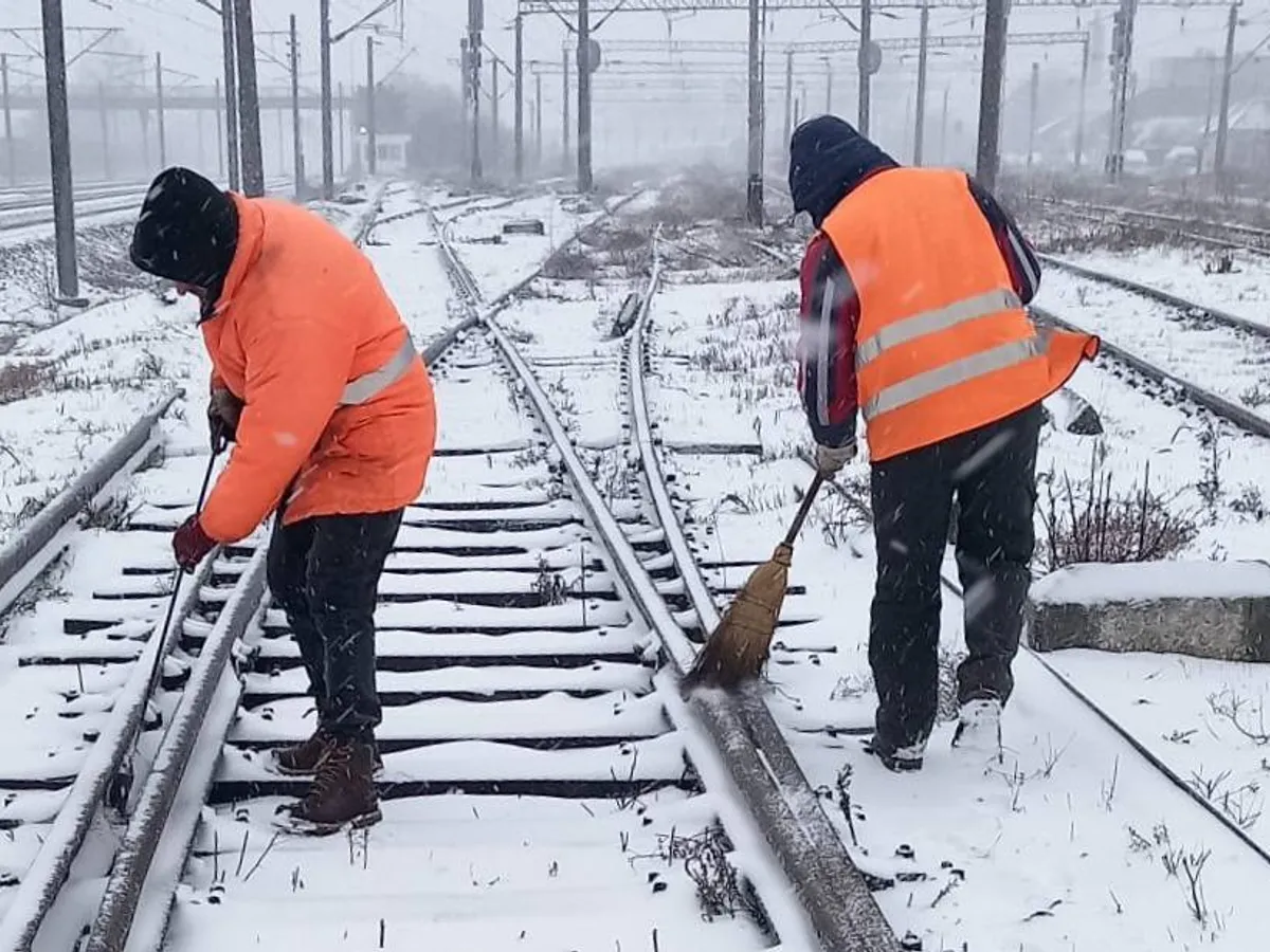 Ai drum cu trenul? Mai bine stai acasă. Zeci de trenuri anulate, altele au întârzieri și de 6 ore