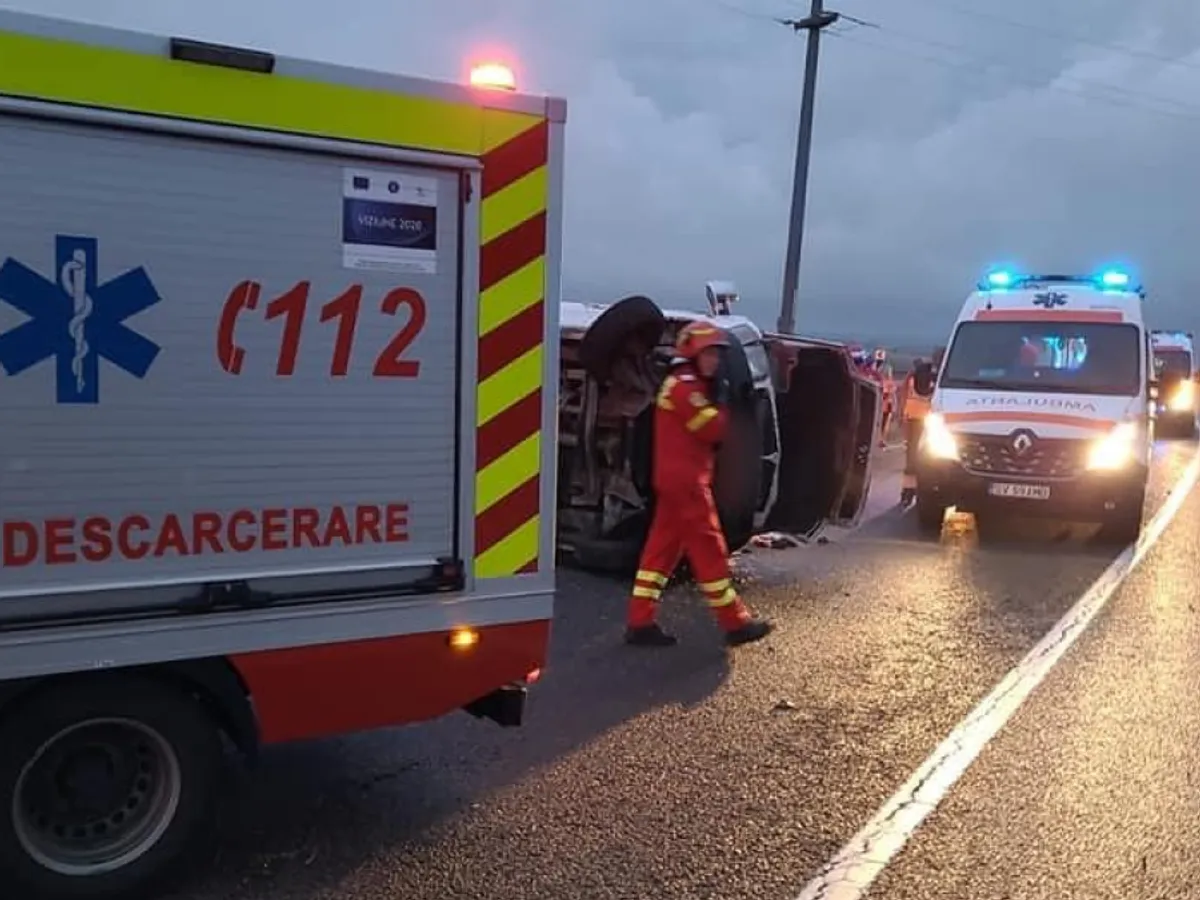 Accident cumplit pe „Drumul morții” DN2. Un autoturism a luat foc după un impact violent cu un TIR - Foto: Facebook/Ambulanța - Caracter ilustrativ