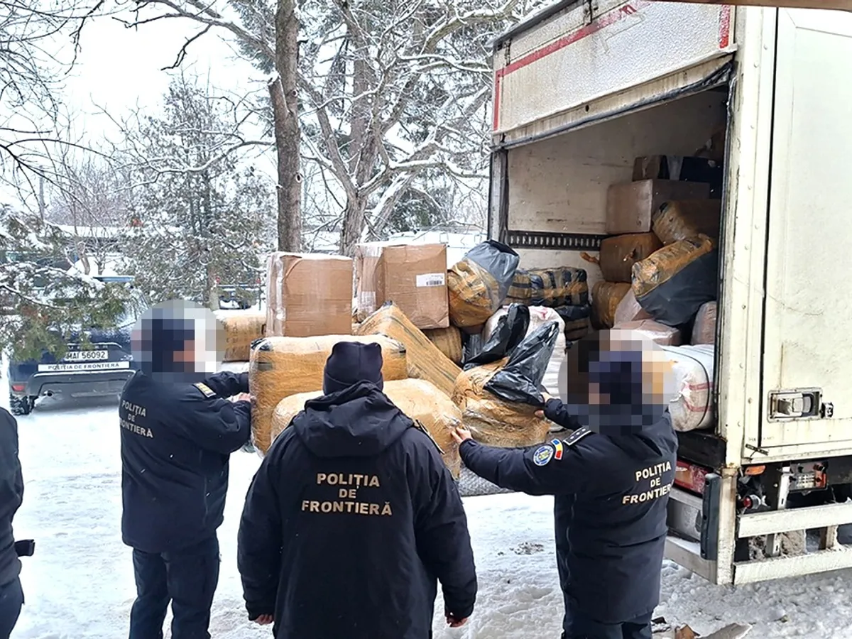 Captură record la frontieră. Zeci de mii de haine, parfumuri și genți contrafăcute, confiscate