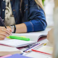 Elevii și studenții, ajutați de tehnologie să copieze fără să fie prinși. Ce metode sunt „la modă” - Foto: Profimedia images