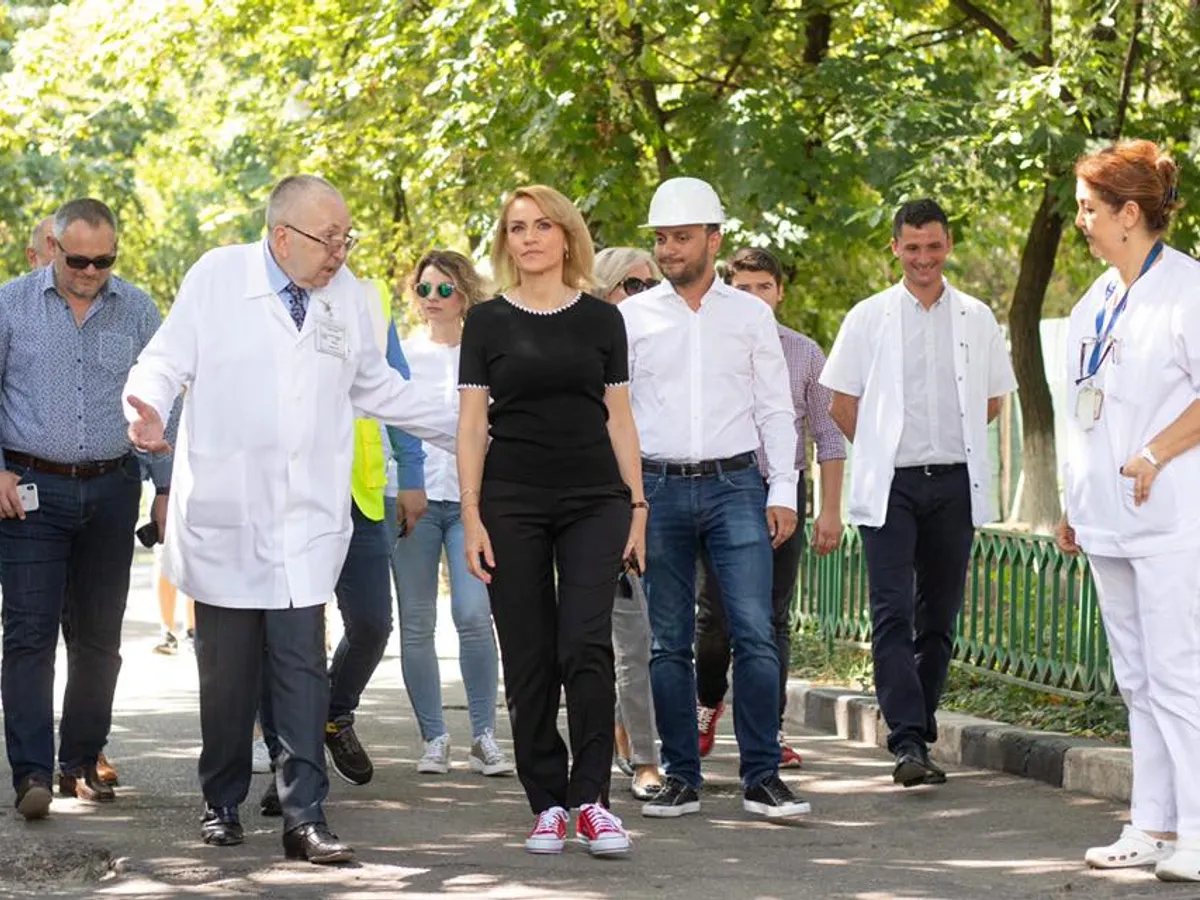 Gabriela Firea în inspecție, primită cu respect și ușoare plecăciuni Foto: Facebook