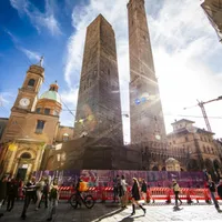 Turnul înclinat din Bologna a fost închis. Totul după ce s-ar putea prăbuși - Foto:: Mediafax