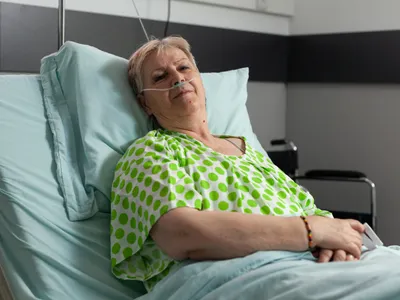 Pensionarăă în spital - Foto: Freepik