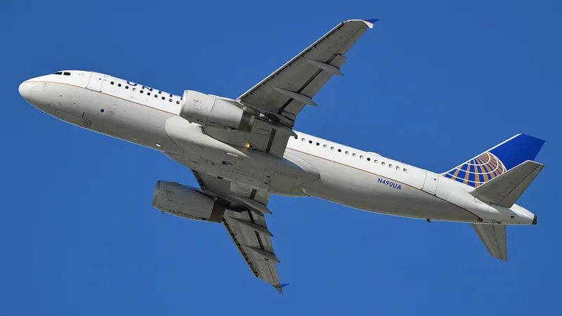 Unui avion Airbus A320 au început să-i cadă piese din motor la decolare. A reușit să se întoarcă - Foto: X/AviationSource