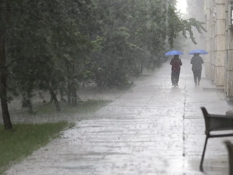 Din această seară și până mâine va ploua în aproape toate județele țării Foto INQUAM Photos/Octav Ganea