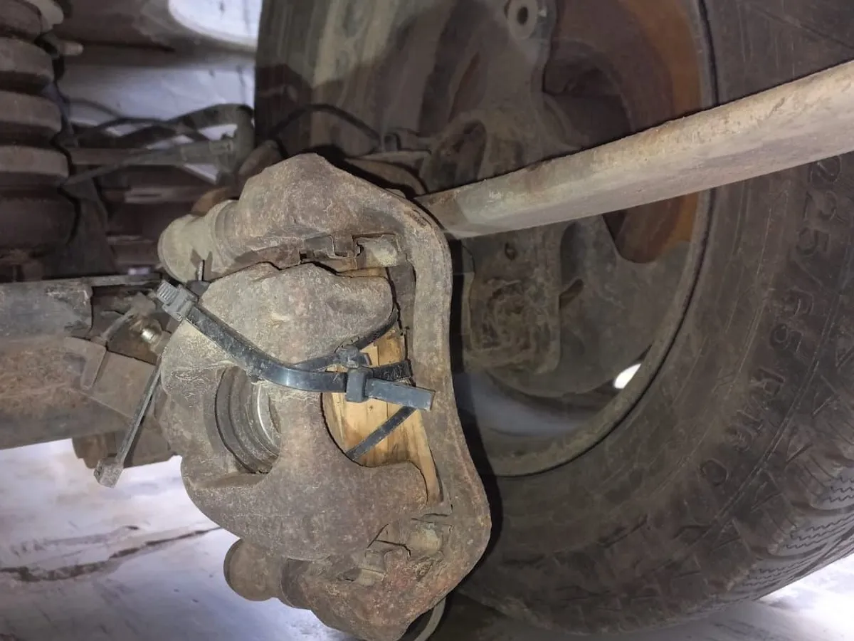 O dubă, prezentată la RAR cu un etrier de frână legat cu „șoricei”. / Foto: Registrul Auto Român Oficial