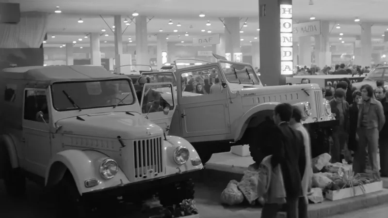 Aro M461 facelift, prezentat la Salonul de la Paris din 1971, alături de cele mai tari mașini. - Foto: captură video/Facebook