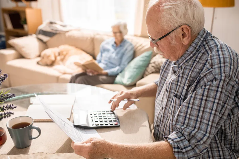 Pensionari care calculează Foto: Freepik (rol ilustrativ)