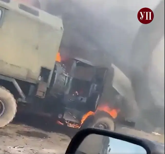 Elicoptere și camioane militare rusești, distruse de forțele ucrainene pe Aeroportul Herson. / Foto: captură ecran