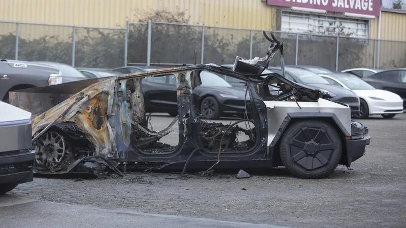 O mașină electrică Tesla Cybertruck a ars atât de puternic încât a dezintregrat oasele șoferului - Foto: Profimedia Images (Imagine cu rol ilustrativ)