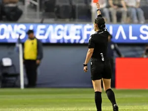 A arbitrat un meci la bărbați și a stârnit indignare! FIFA a intervenit: ”Inacceptabile”