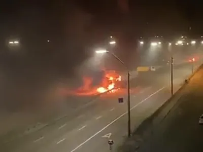 Lupte în miez de noapte între forțele ucrainene și invadatorii ruși, pe un bulevard din Kiev. / Foto: 24newsrecorder.com