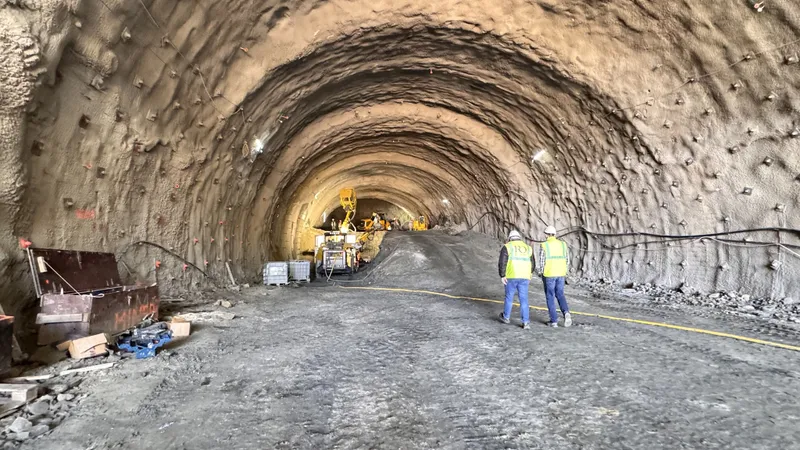 Imagini spectaculoase! Cum sunt săpate tunelurile pe „Autostrada urșilor”. Termenul era 2016 - Foto: Facebook / DRDP Timișoara