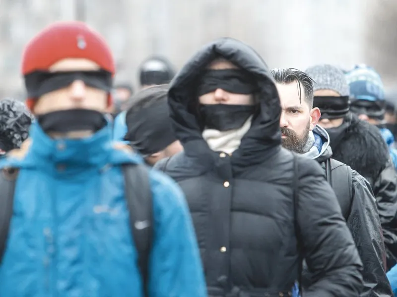 sute de oameni au participat la un protest pentru Justiție, legați la ochi, pe 17 decembrie 2017