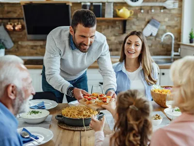 Familie la masă - Foto: Freepik (Imagine cu rol ilustrativ)