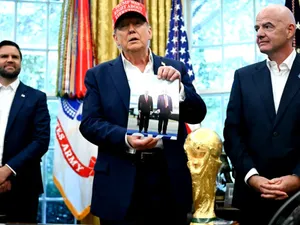 Scene neverosimile la Casa Albă: Donald Trump a scos din sertar o poză cu Vladimir Putin. Ce a urmat