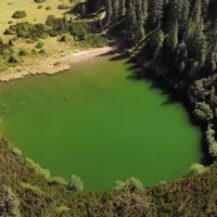 Legenda misteriosului lac „fără fund” din Munții Șureanu: Un balaur trage înotătorii în adâncuri - Foto: Captură video