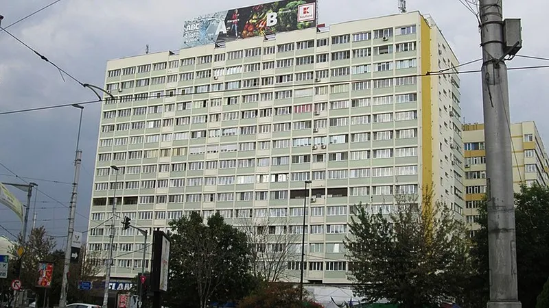 Blocul ALMO, de deasupra Magazinului Bucur Obor - Foto: Wikimedia/TrainSimFan/CC BY-SA 4.0