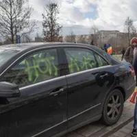 Mașinile ambasadorilor SUA și Japoniei au fost vandalizate de protestatari violenți aduși de AUR. Captură video
