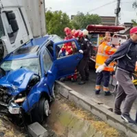 Autoturism, transformat într-un morman de fiare în urma impactului cu un TIR cu ulei pe DN 64. / Foto: ISU Vâlcea