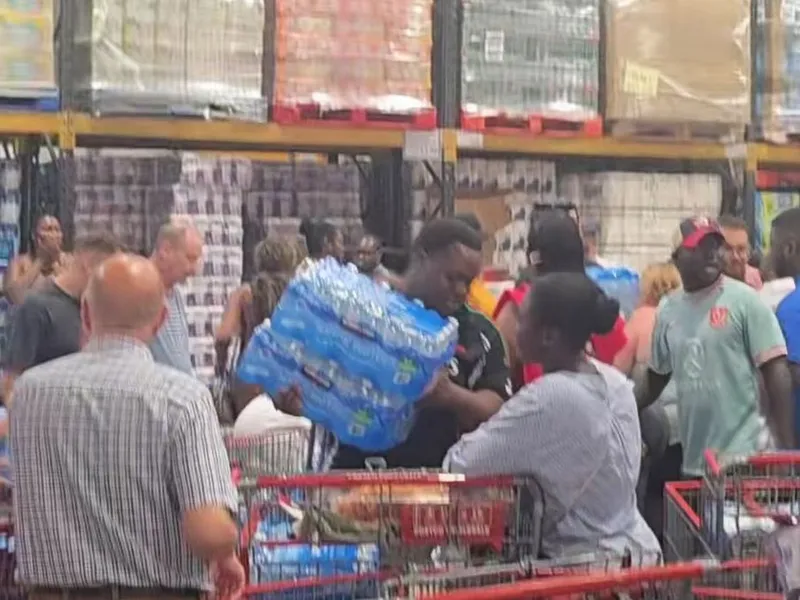 Cumpărătorii panicați fac provizii de sticle de apă într-un magazin Costco, din SUA - Foto: Profimedia Images