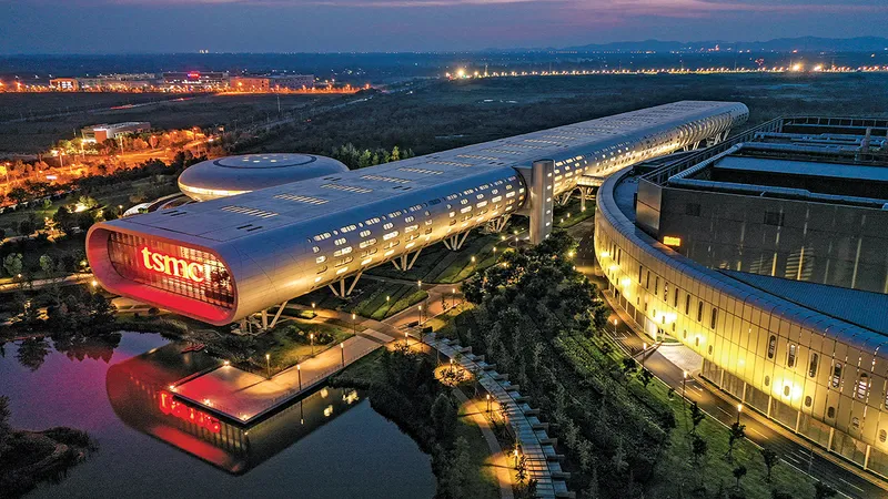 INVESTIȚII INTERNE Fabrica Taiwan Semiconductor Manufacturing Company din Nanjing, estul Chinei. În Arizona, compania își extinde investițiile în producția din SUA cu încă 100 de miliarde de dolari
