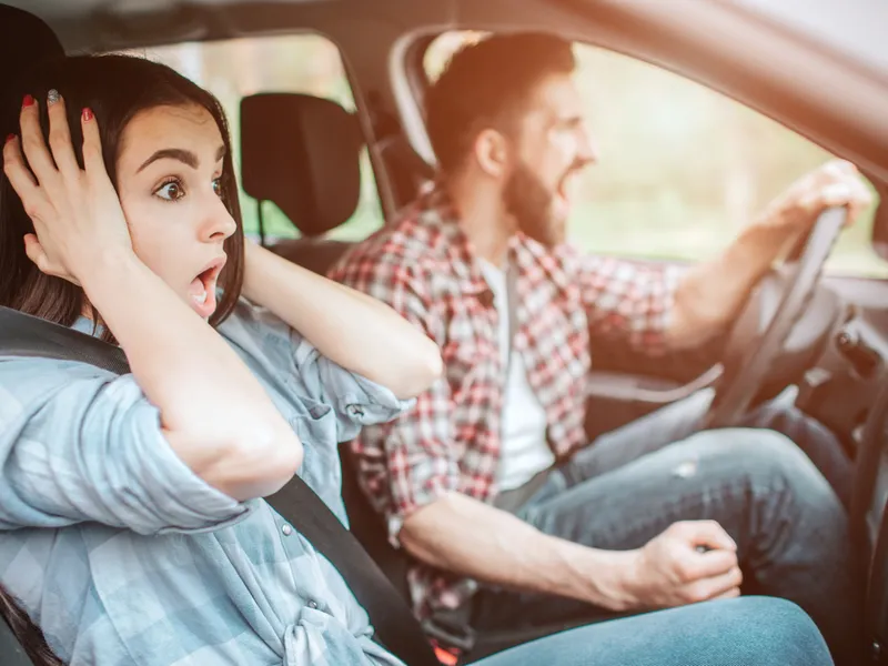 „Atenție, ... frână!” Un psiholog explică de se ceartă cuplurile în mașină la drum lung - Foto: Freepik (Imagine cu rol ilustrativ)