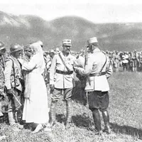 Regele Ferdinand și Regina Maria,   decorând militarii care au luptat la Mărășești, în 1917
