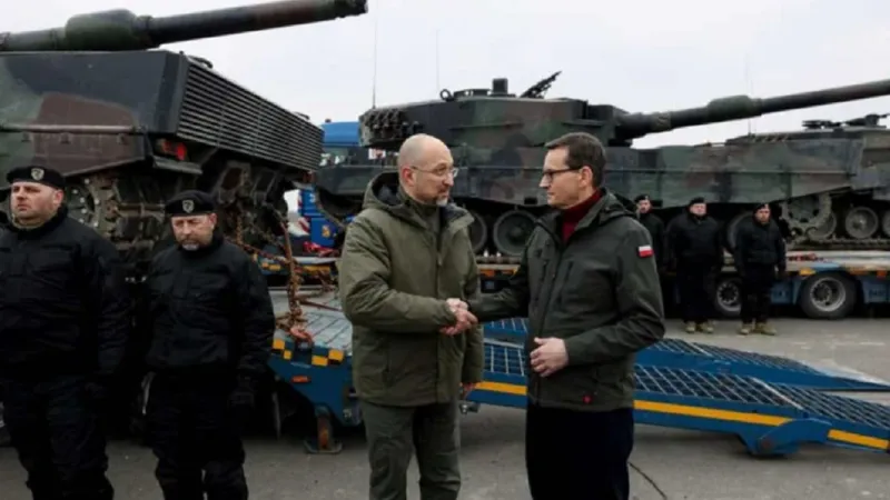 Ministrul ucrainean al Apărării, Oleksii Reznikov, și premierul polonez, Mateusz Morawiecki - Foto: Twitter / Denys Shmyhal