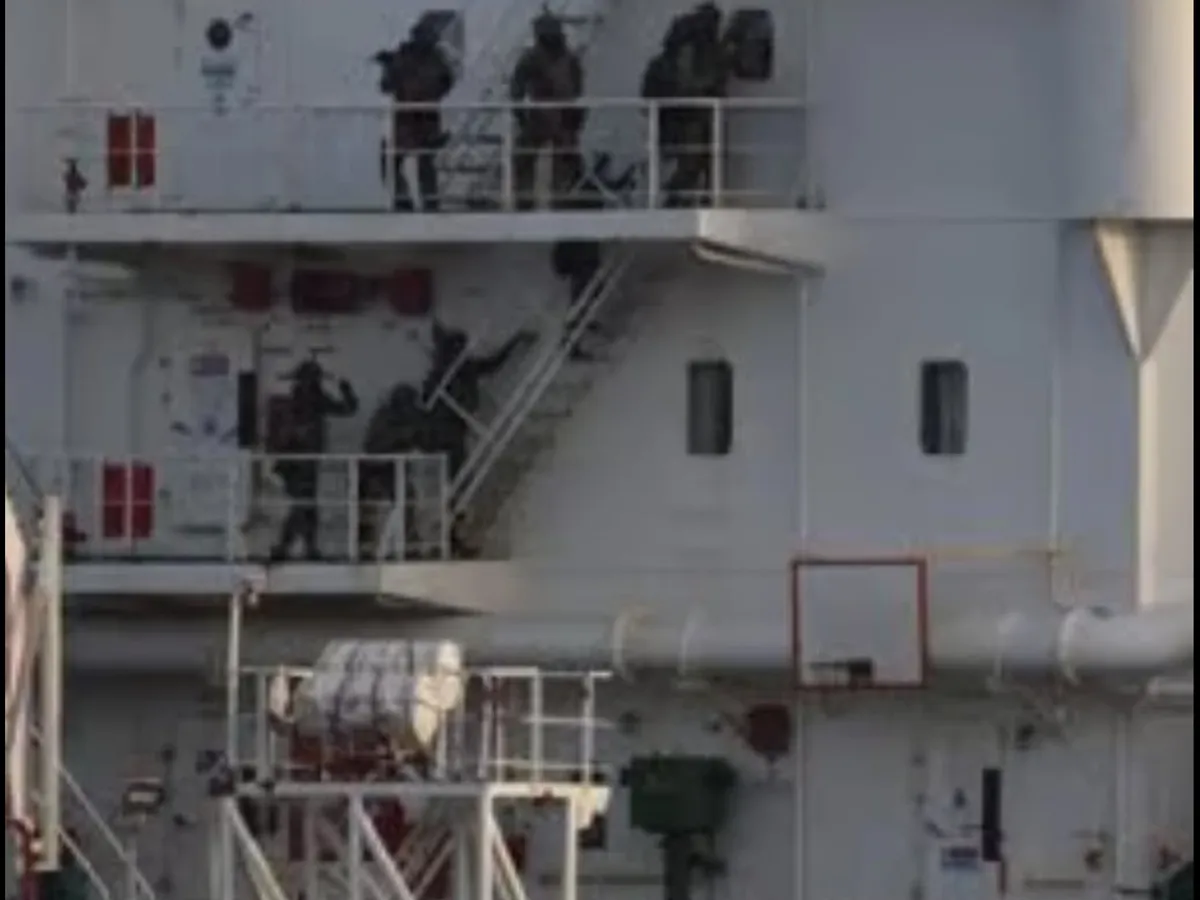 Forte speciale abordând nava